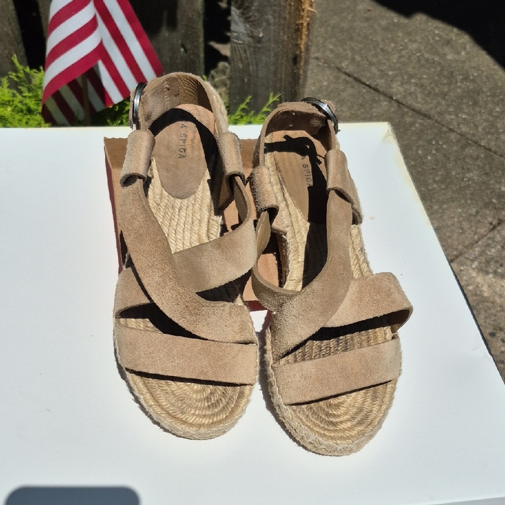 🇪🇸 🔥 Stylish Via Spiga Suede Tan Sandals  Women's 8 🔥🇪🇸